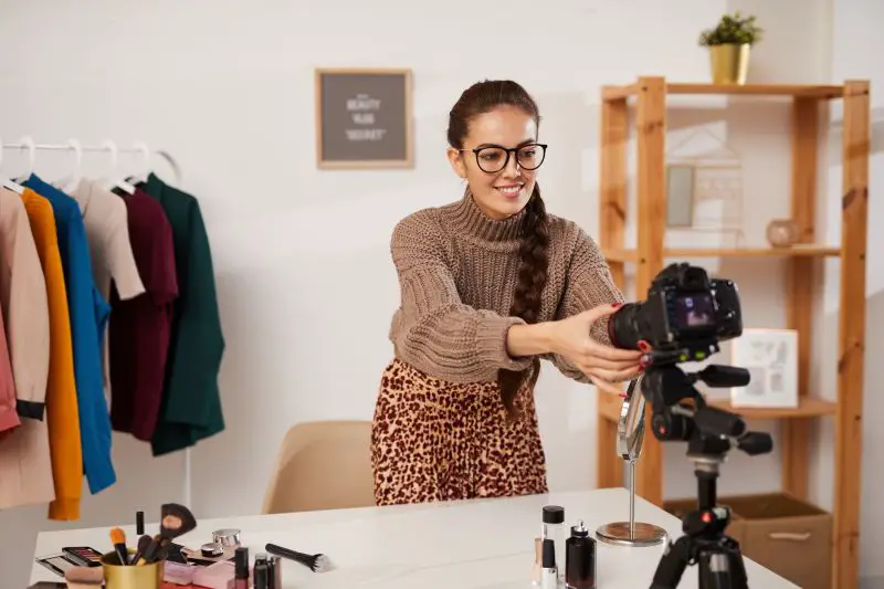 Beauty Guru Setting up Camera