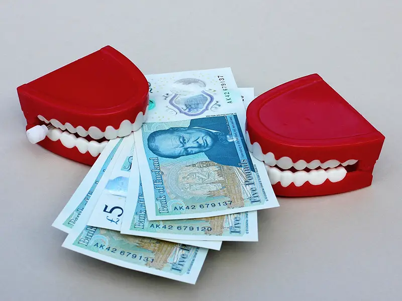 5 pound notes between plastic teeth