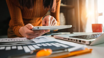 Businesswoman hand working digital marketing media in virtual screen