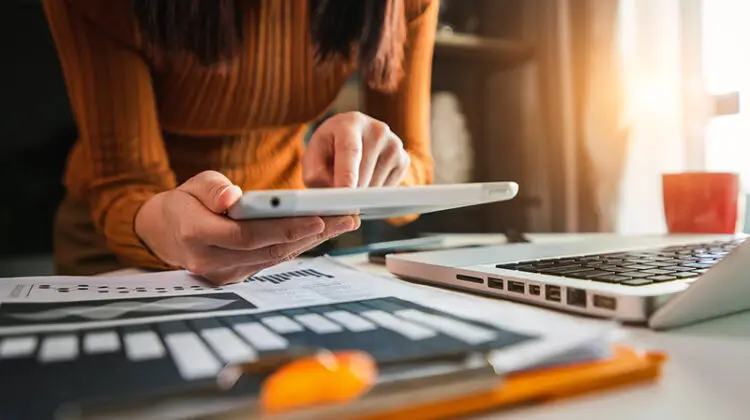 Businesswoman hand working digital marketing media in virtual screen