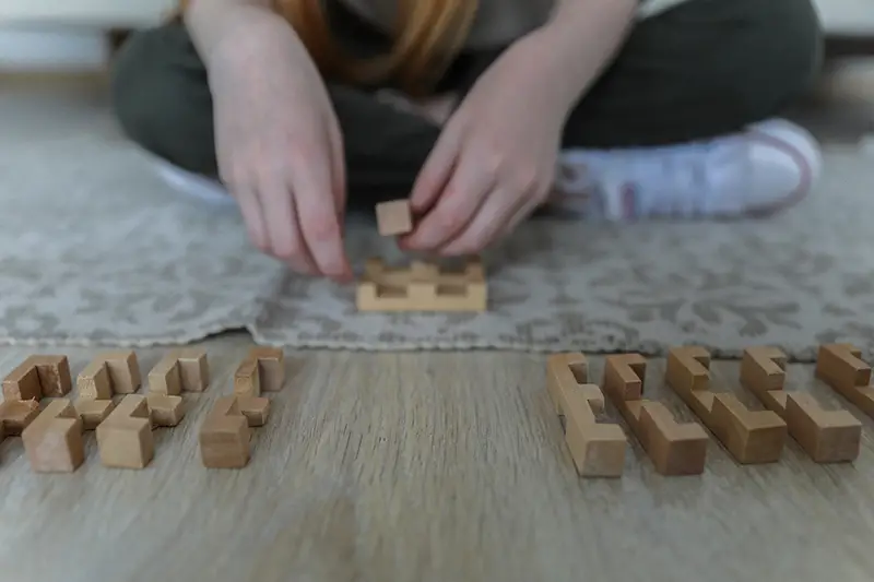 girl playing blocks brain game on the floorp