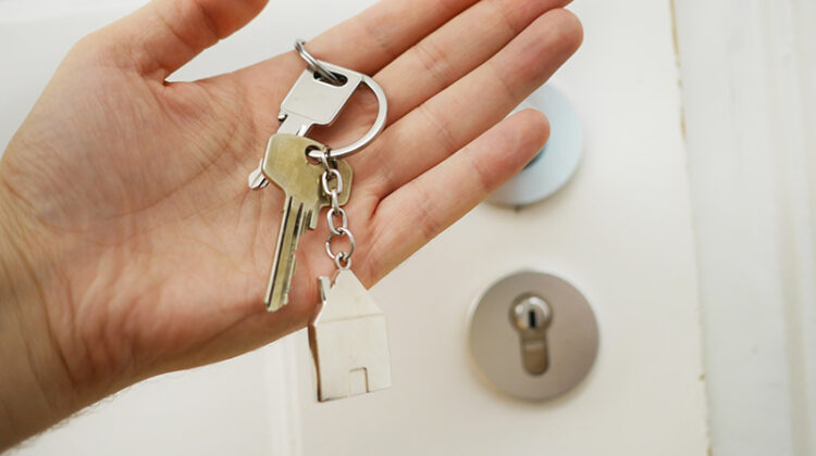 Key house o hand of a person