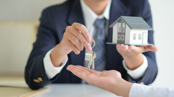 The house selling broker holds the keys and the model house is given to the customers