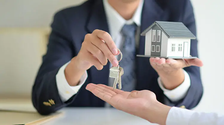 The house selling broker holds the keys and the model house is given to the customers