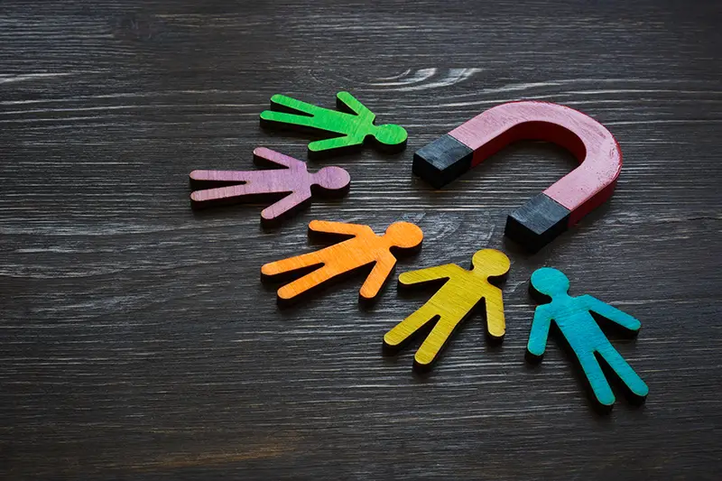 Magnet and figures of people