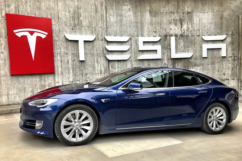 esla Model S Bluefire at Tesla Servicecenter