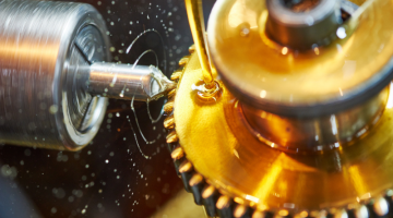 Metalworking gear wheel machining with oil lubrication