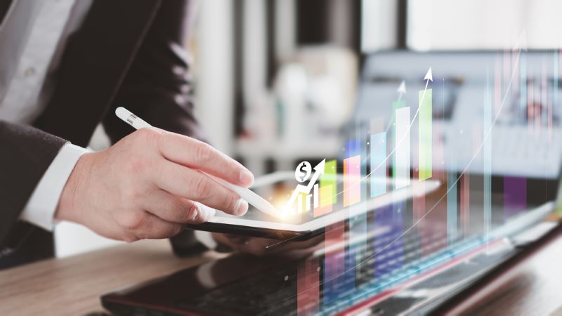 Businessman point to growthing graph and analysis data