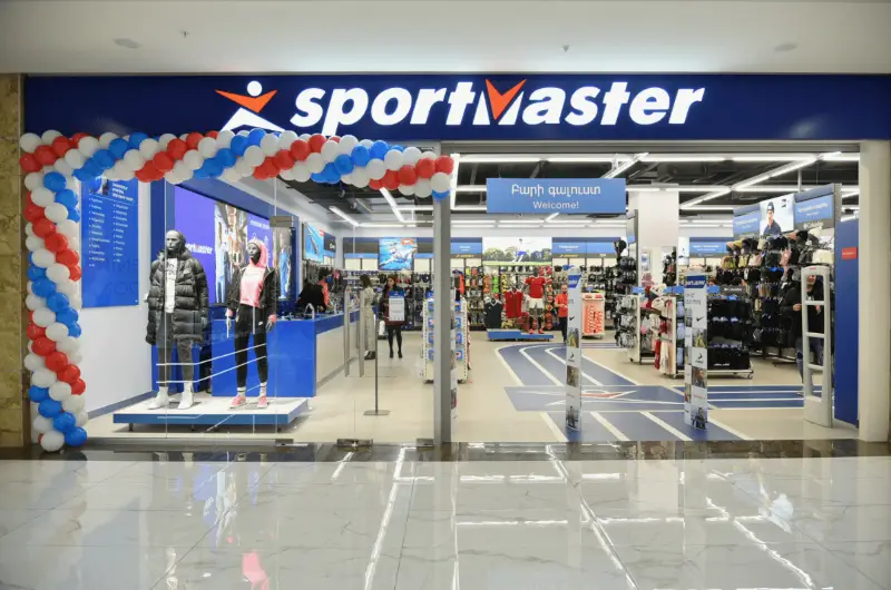 Store front image for Sportmaster retail unit in a shopping mall
