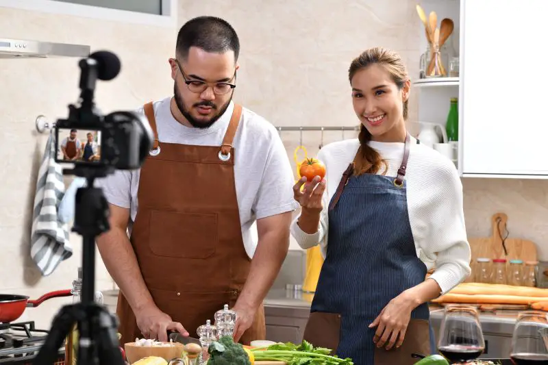 Couple vlogger online influencer