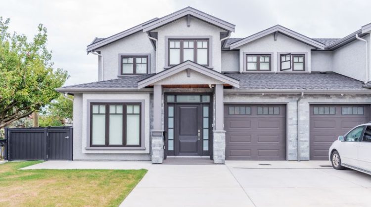 Houses In Suburb At Summer In The North America. Luxury Houses With Nice Landscape.